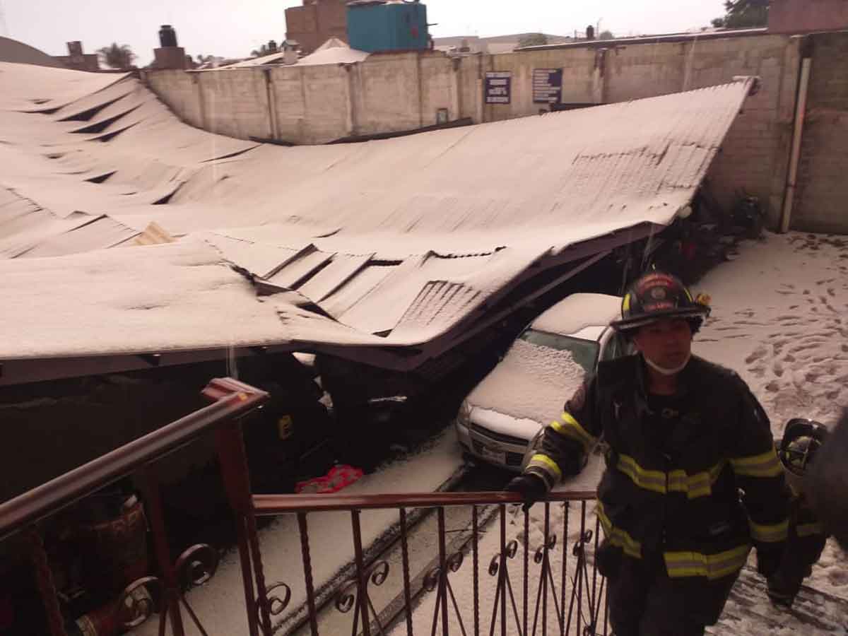 Por fuerte granizada, se derrumba techo y anuncio en Toluca