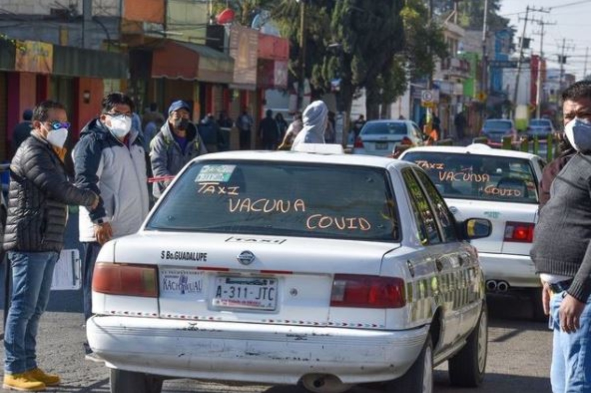 San Mateo Atenco: Taxistas llevan gratis a abuelitos para recibir la vacuna