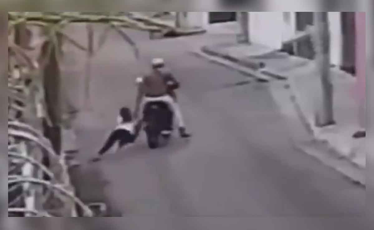 Delincuente arrastra por la calle a mujer para robarle su bolsa