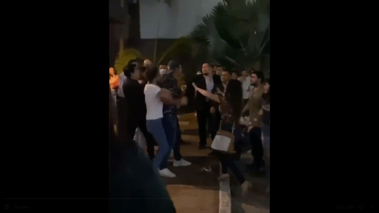 Mujer es agredida por un hombre en un bar en Chiapas (VIDEO)