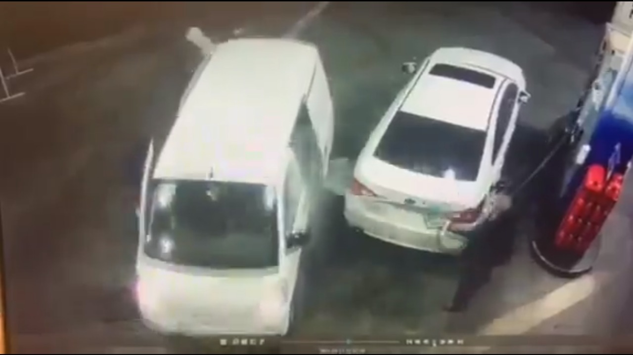 Bañados en gasolina, así quedaron unos asaltantes por su víctima (VIDEO)