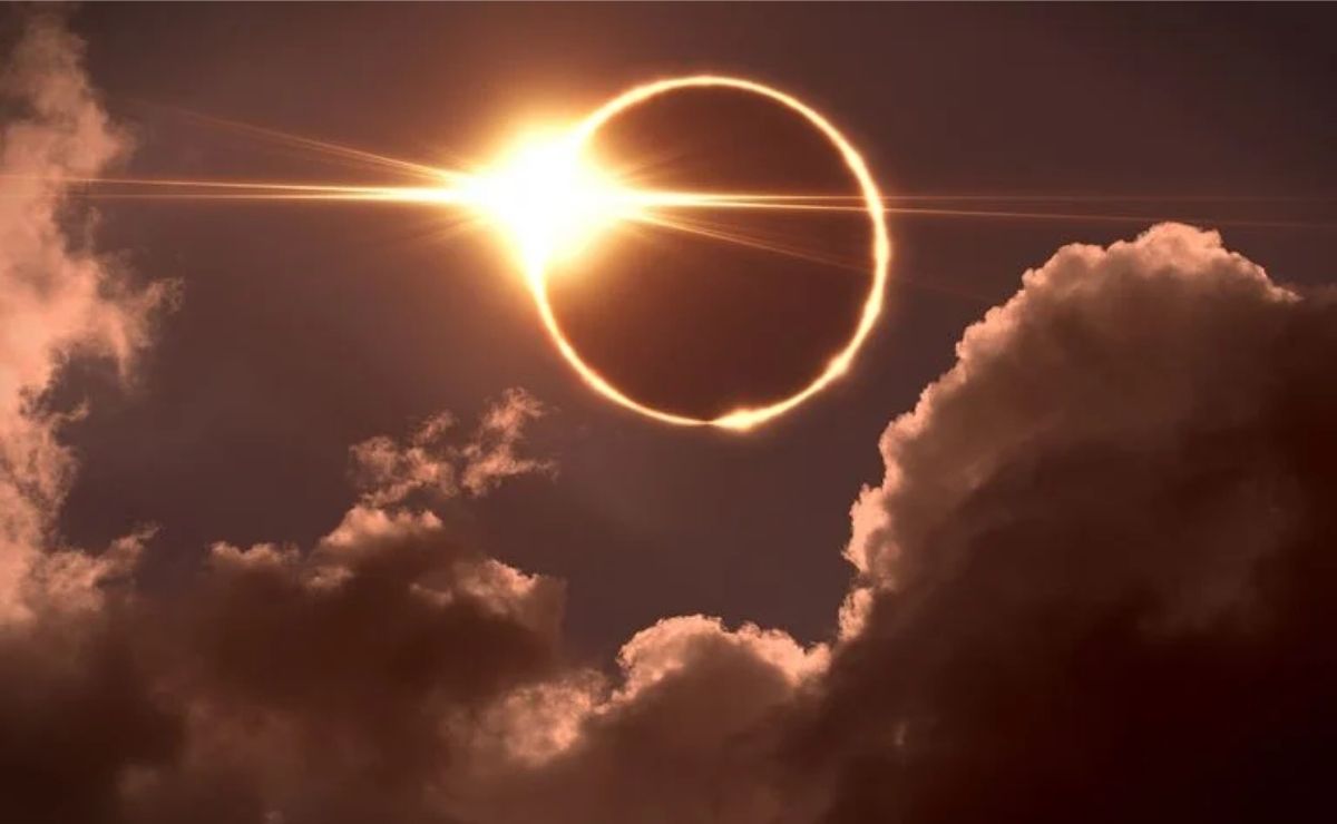 Este eclipse de Sol anular tiene lugar cuando la Luna pasa entre la Tierra y el Sol, provocando que se vea un anillo de luz en el cielo. anillo de fuego 