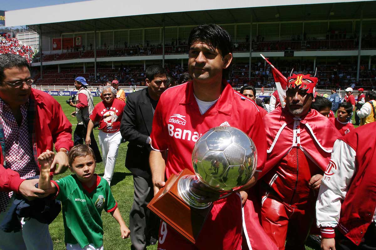 José Cardozo recibiendo un trofeo de goleador 