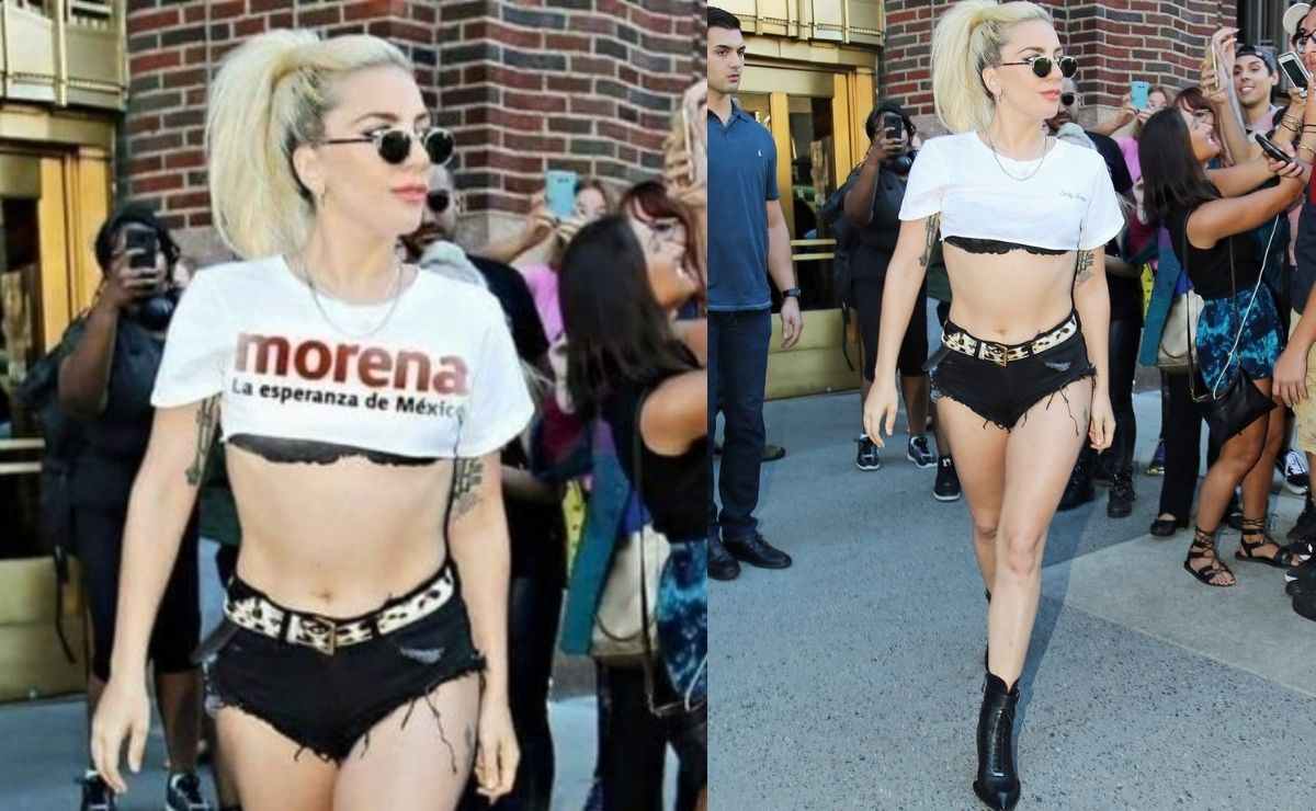 En la imagen se observa a la cantante Lady Gaga caminando por la calle vestida con un short negro, botas y una playera blanca de "Morena. La Esperanza de México".