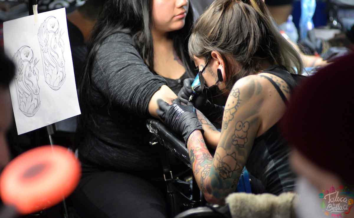 Novia pide tatuajes a amiga gratis.