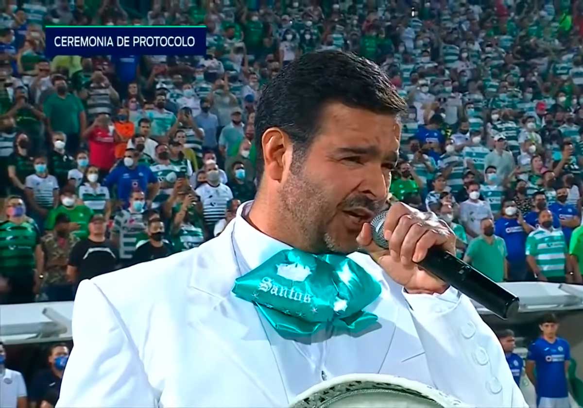 Pablo Montero hace el oso al cambiarle la letra al Himno Nacional
