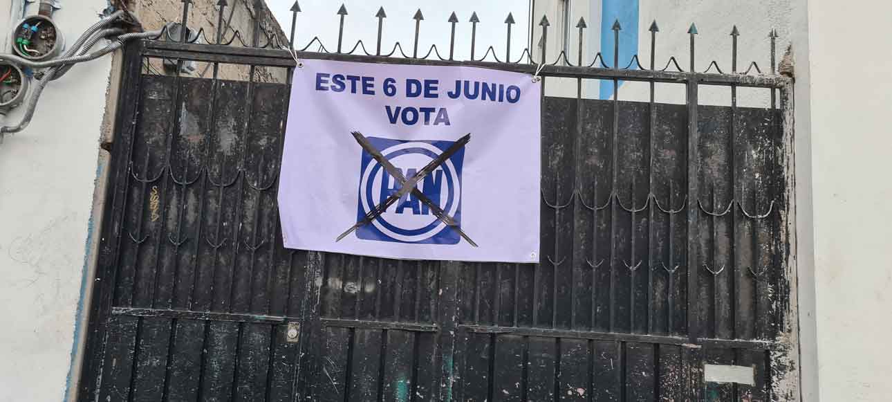 Porton de casa en San Lorenzo Tepaltitlán con propaganda del PAN sin autorización