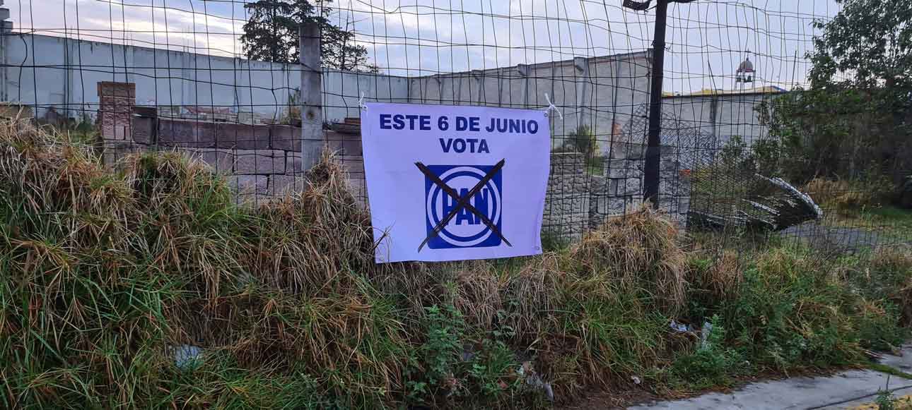 Propaganda en terreno baldio en Toluca