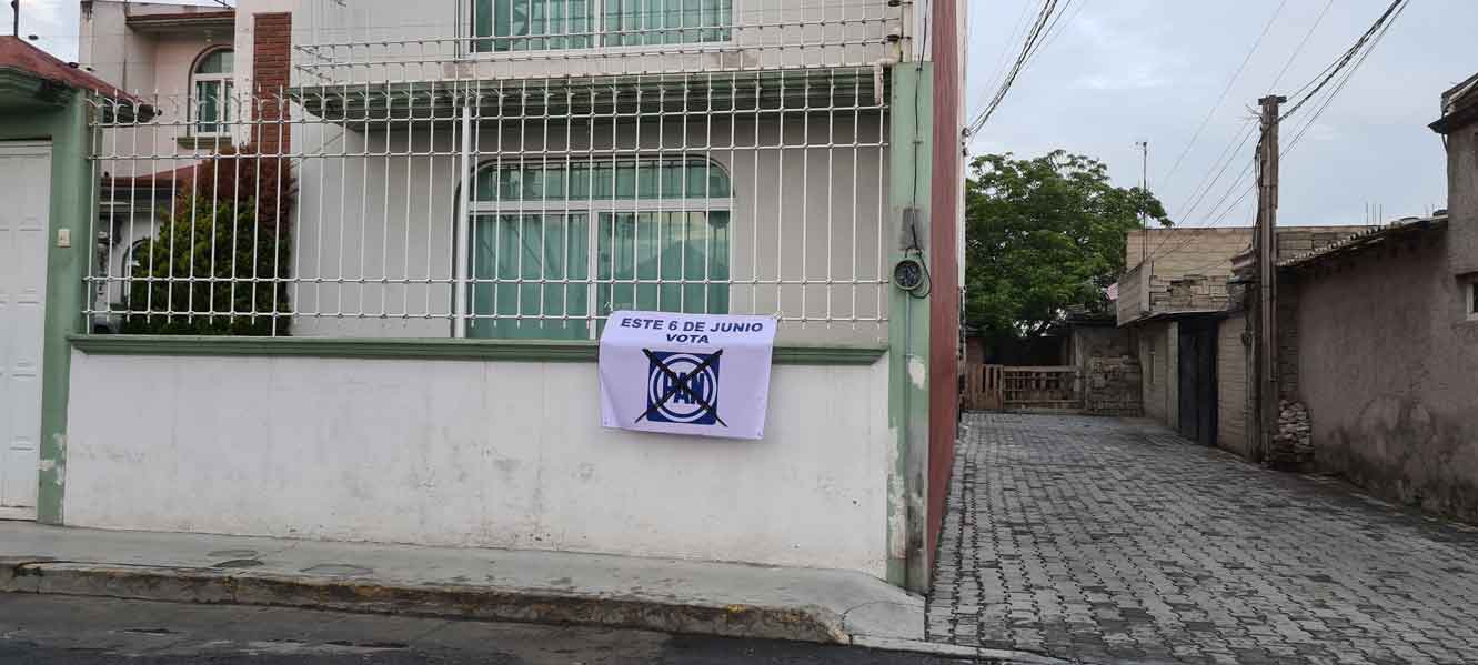Casa de San Lorenzo Tepaltitlán con propaganda del PAN en Toluca