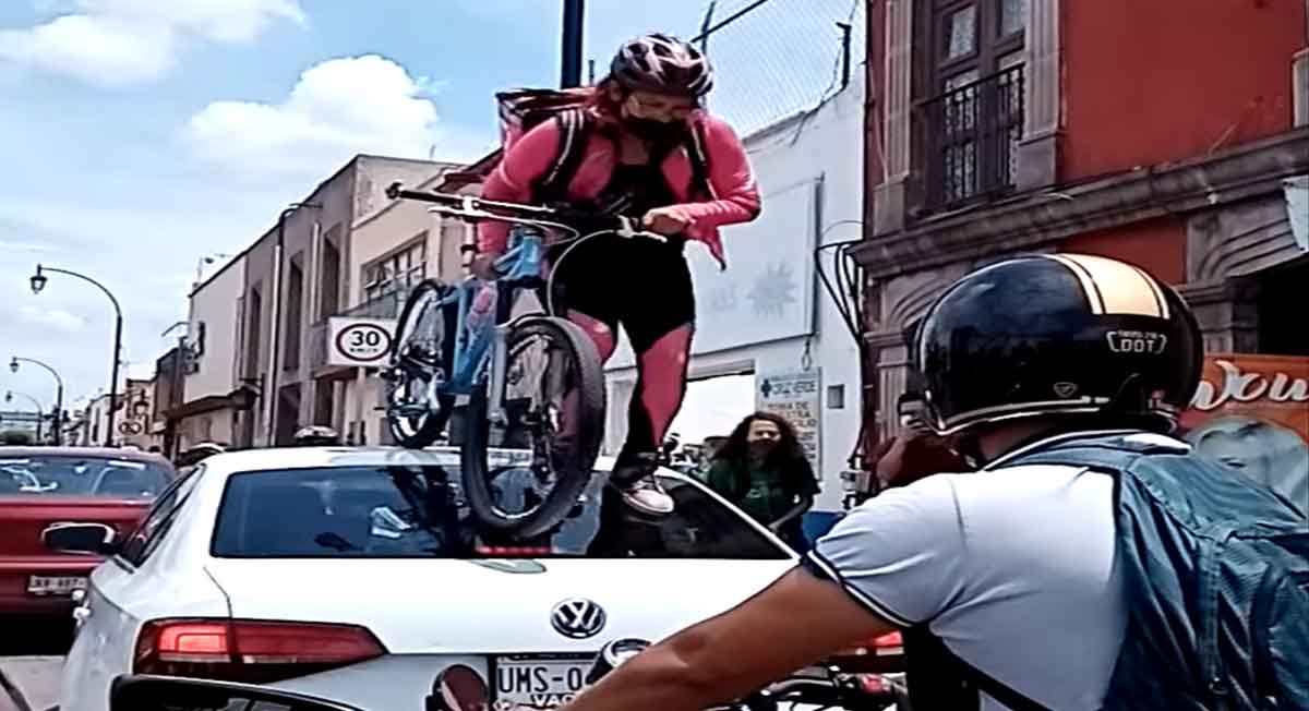 Video de ciclista cruzando por encima de auto por no respetar ciclovía