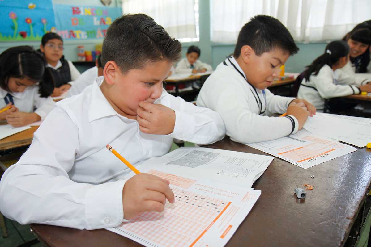 Las Becas BEnito Juárez son un apoyo económico de mil 600 pesos bimestrales otorgado a alumnos que se encuentren cursando la educación preescolar, primaria y secundaria