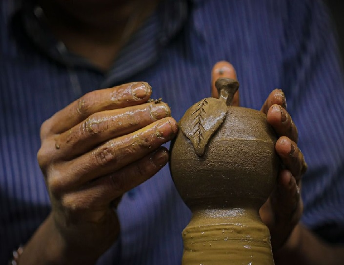 artesano mexiquense creando una pieza de barro