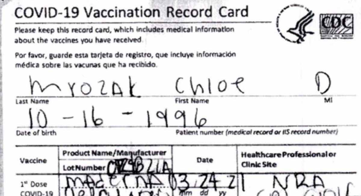 Certificado de vacunación es falsificado por una mujer para ir a la playa y es detenida por un error ortográfico