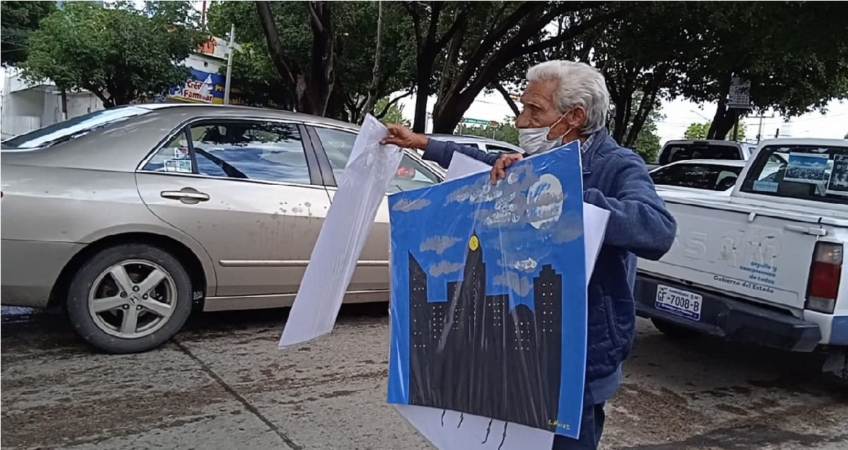 Abuelito de León se vuelve viral al vender los dibujos de sus nietas para poder subsistir