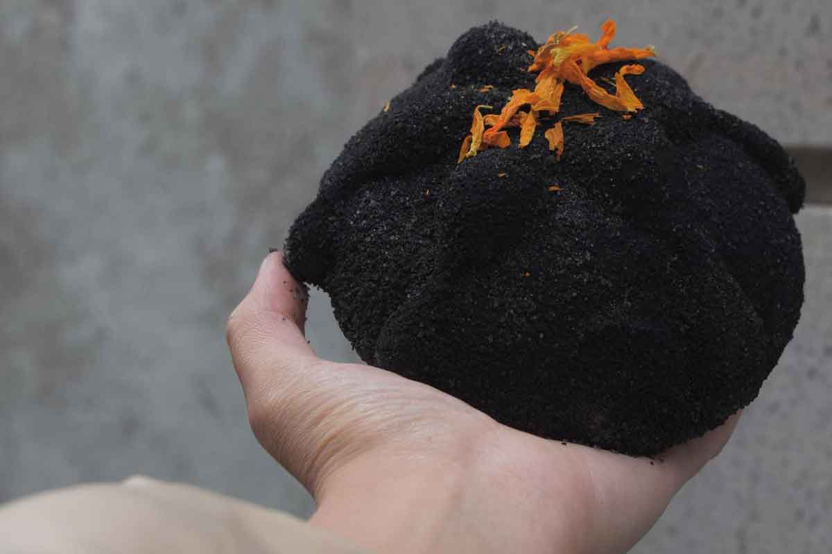 Pan de muerto color negro, parte de las tradiciones mexicanas del mes de noviembre, Xolo Café