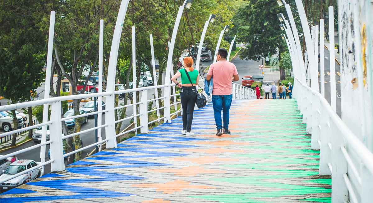 Puente peatonal de Toluca tiene una nueva apariencia colorida