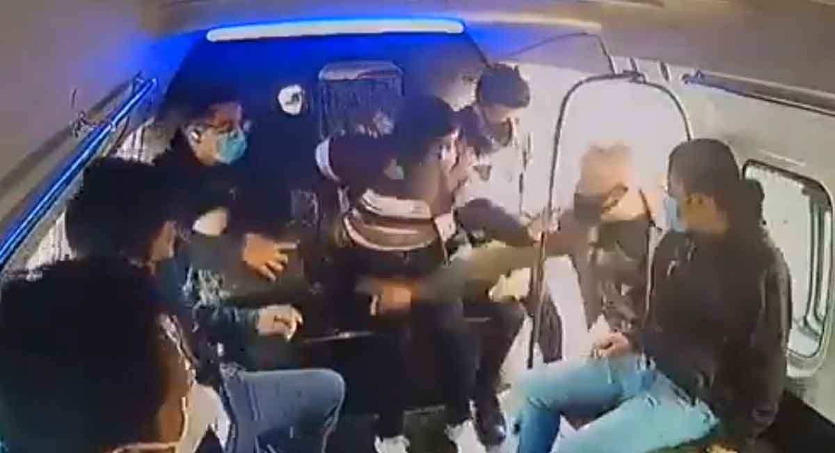 Video donde chofer y pasajeros maniobran para evitar asalto en combi del Edomex