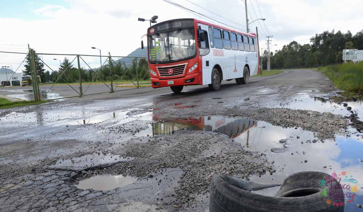 Noticias Toluca - Conductores sufren por los gigantescos baches 