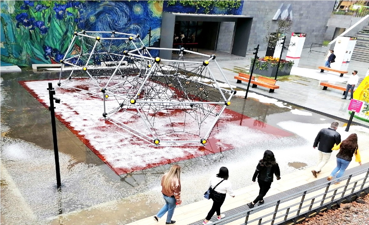Parque de la Ciencia de Toluca se tapiza de blanco tras fuerte granizada