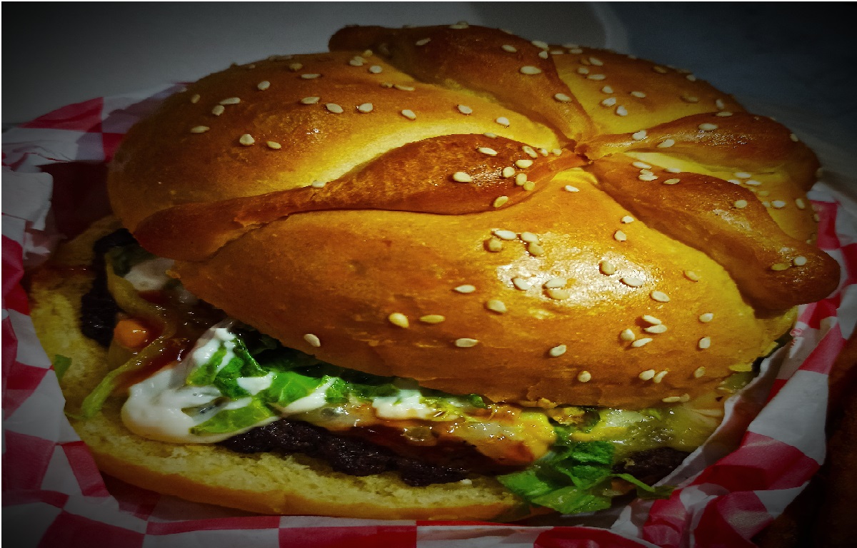 Atrévete a probar la rica hamburguesa de hojaldra con papas de camote en Toluca