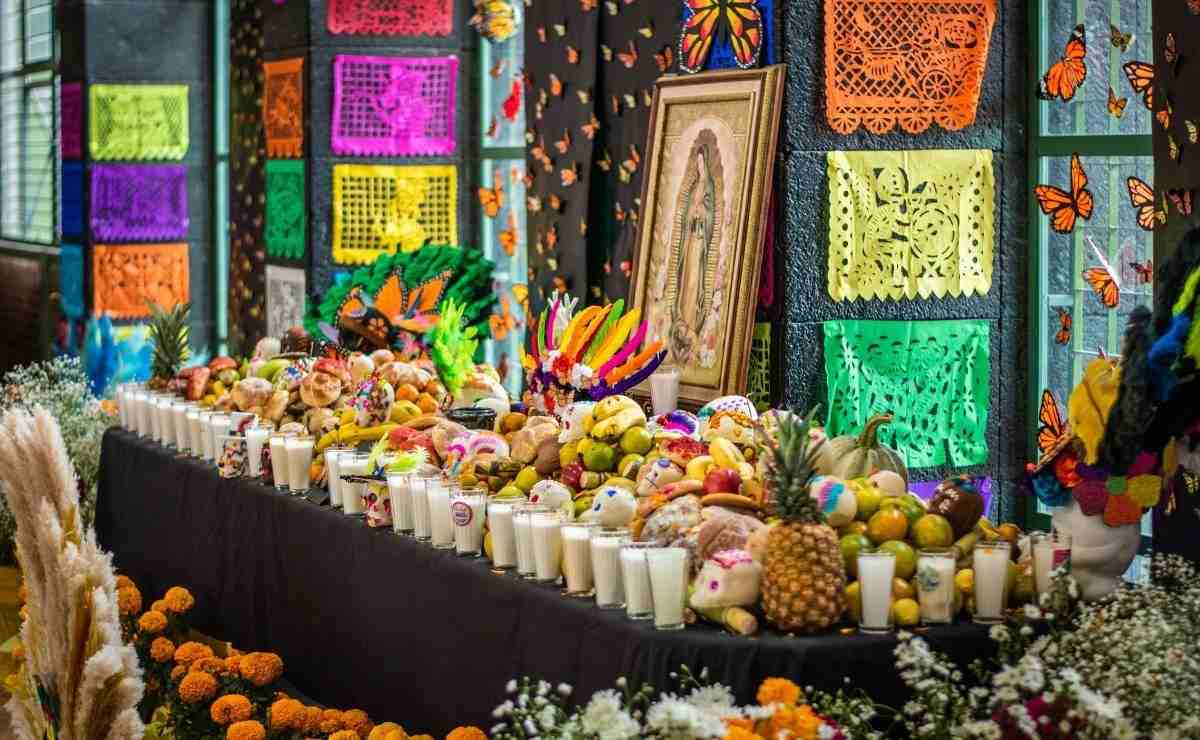 Prepa 1 UAEMex coloca su ofrenda prehispánica de Día de Muertos