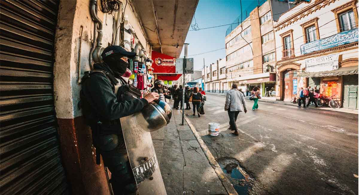 Comerciantes ambulantes protestan en calles Toluca, granaderos a la espera de intervenir