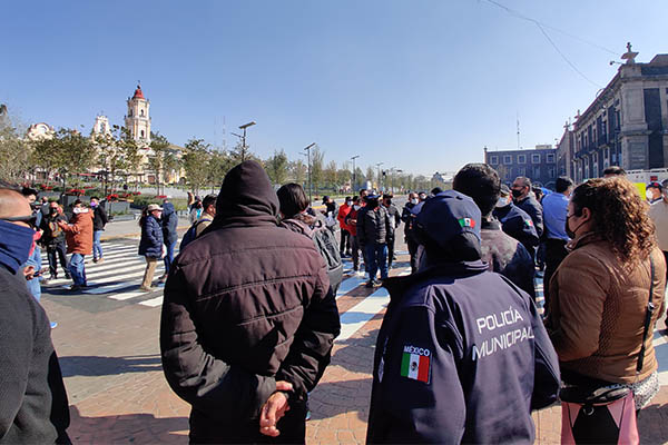 Policías Municipales cierran calles del centro de Toluca, denuncia falta de pago