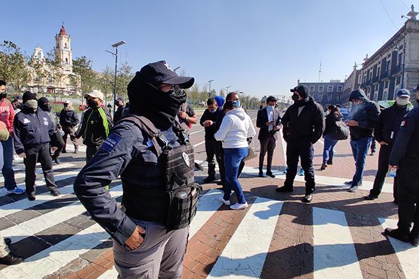 Policías Municipales cierran calles del centro de Toluca, denuncia falta de pago