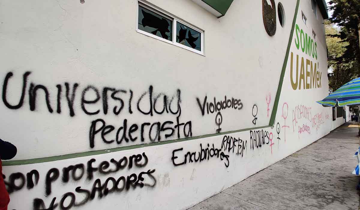 Realizan pintas con consignas dirigidas a promover la erradicación de la violencia hacia la mujer en marcha feminista en Toluca.