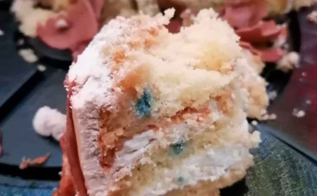 Mujer compra un pastel en Chedraui y le sale descompuesto