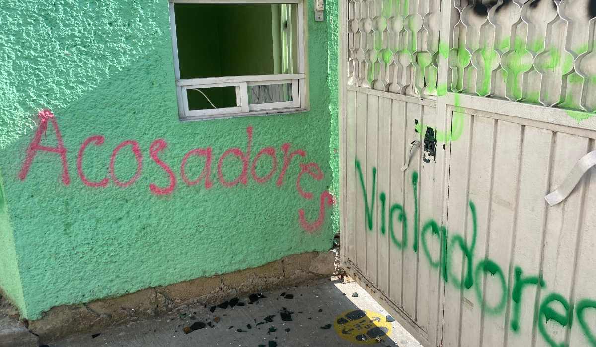 Noticias Temoaya - Grupos feministas pintan y dejan destrozos en preparatoria del municipio