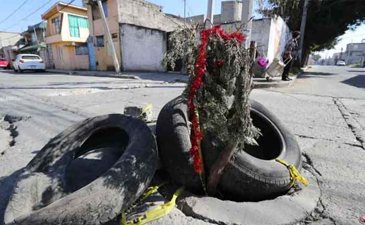 San Lorenzo Tepaltitlán es viral por adornar bache con árbol de navidad