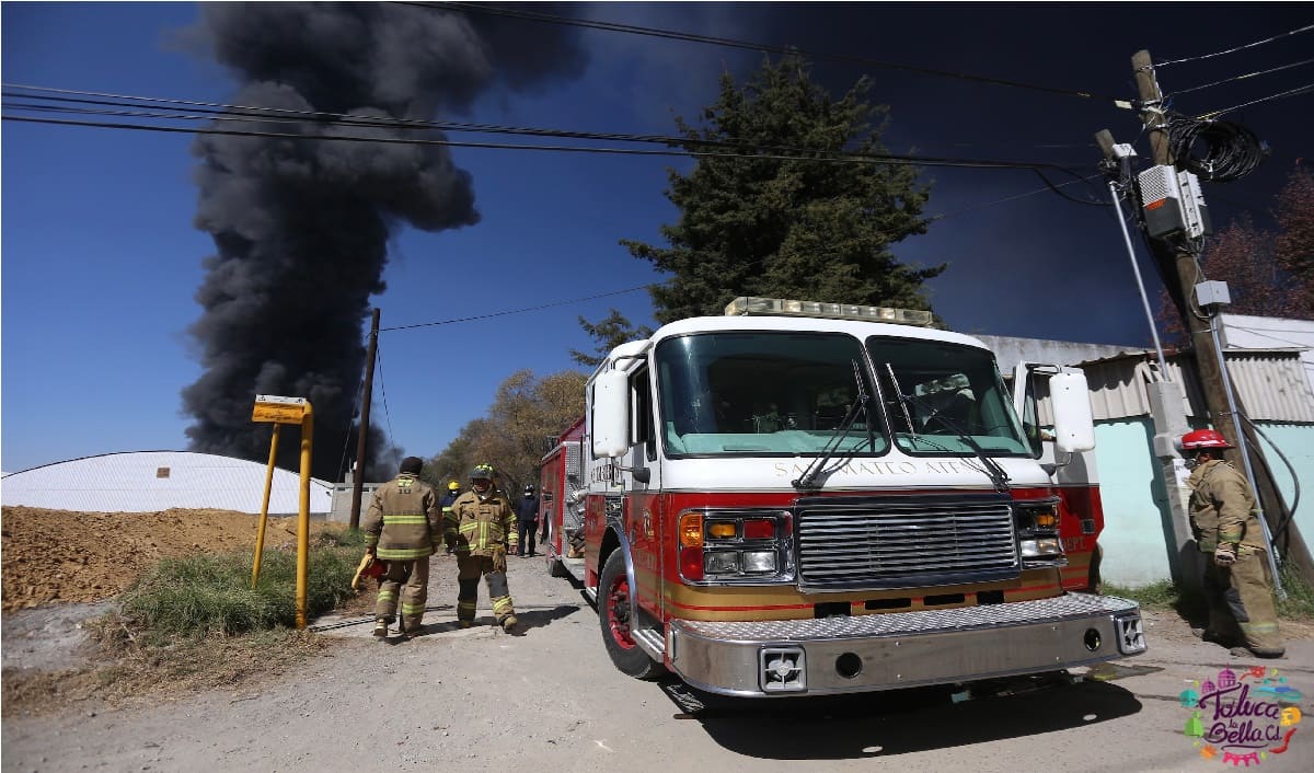 Bomberos controlan el 90% del incendio de la fábrica General Paint Lerma
