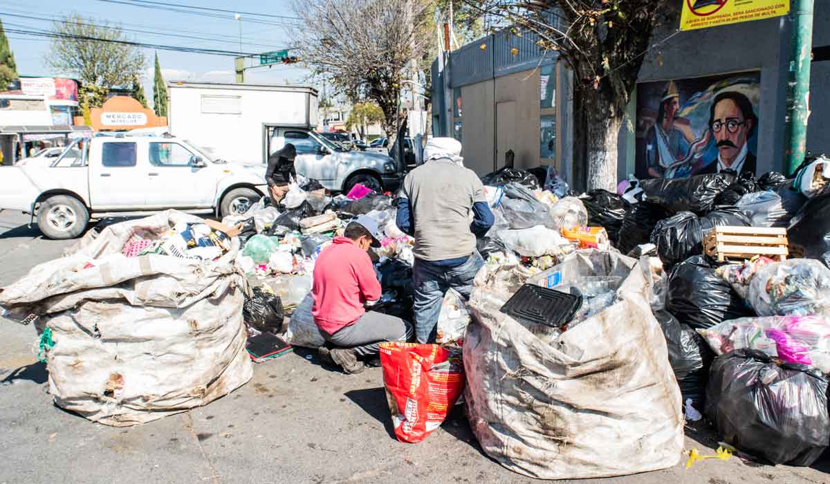 Después de caos, trabajadores de limpieza y unidades han reanudado las actividades de recolección de basura en las calles de Toluca.