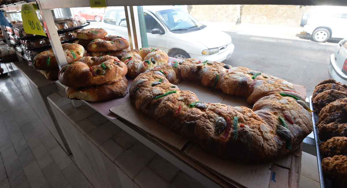 tradicional rosca de reyes en panaderia de toluca