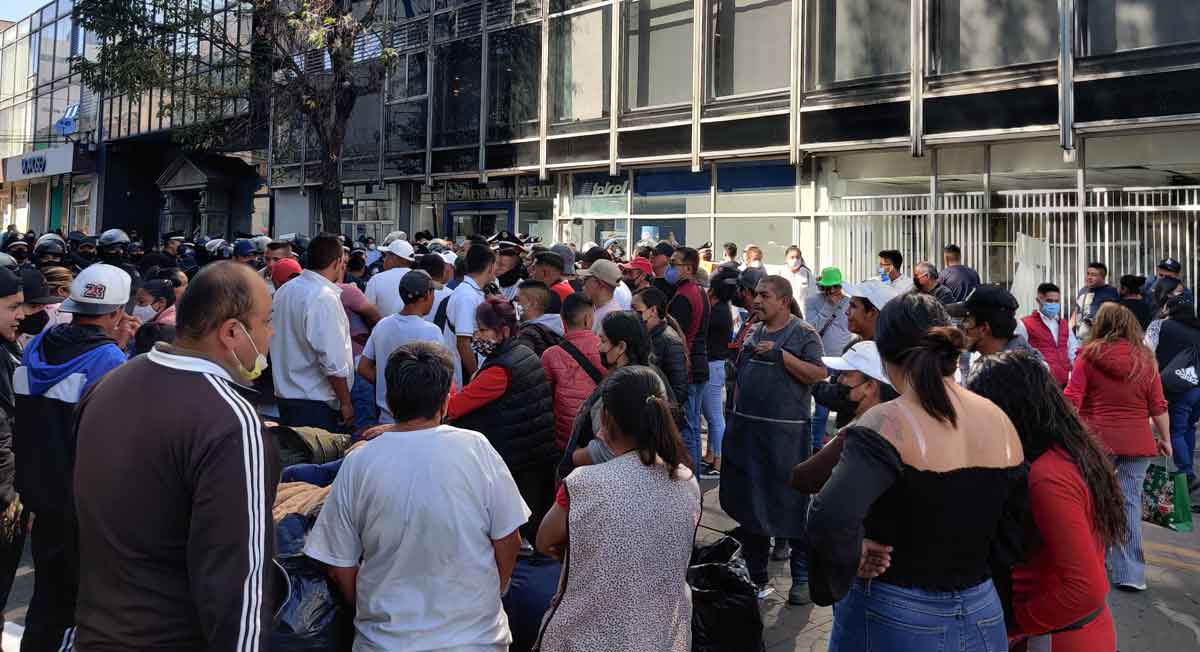 Enfrentamiento entre vendedores ambulantes y policías municipales en Toluca