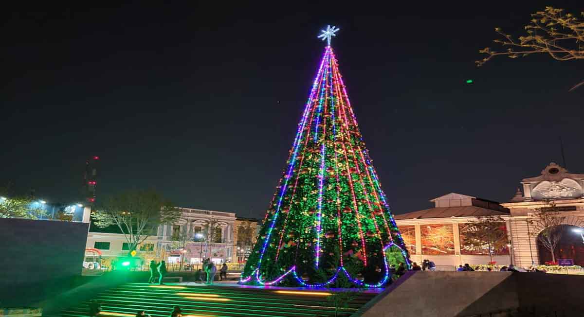 Encienden mega árbol navideño en Parque de la Ciencia Fundadores en Toluca