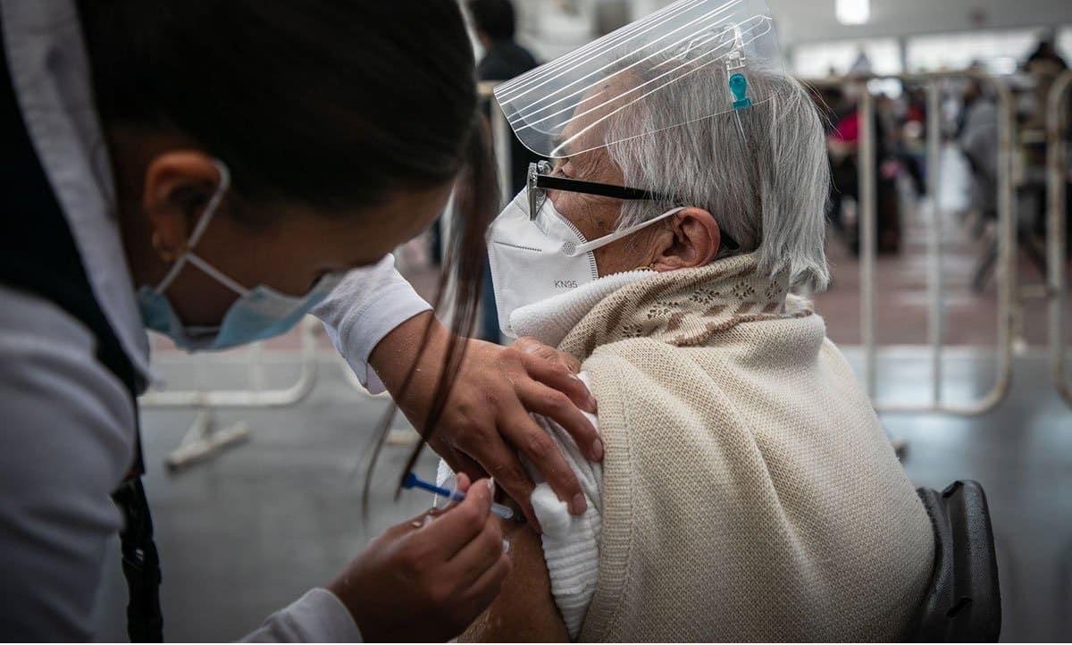 Tercera dosis para adultos mayores en Toluca:  Fechas y sedes