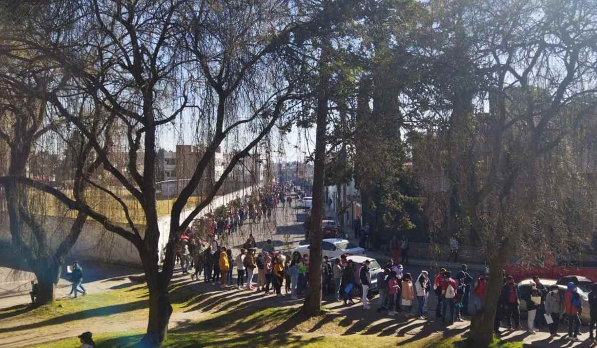 Noticias Toluca - Menores de 15 a 17 años hacen largas filas para vacunarse contra el COVID-19