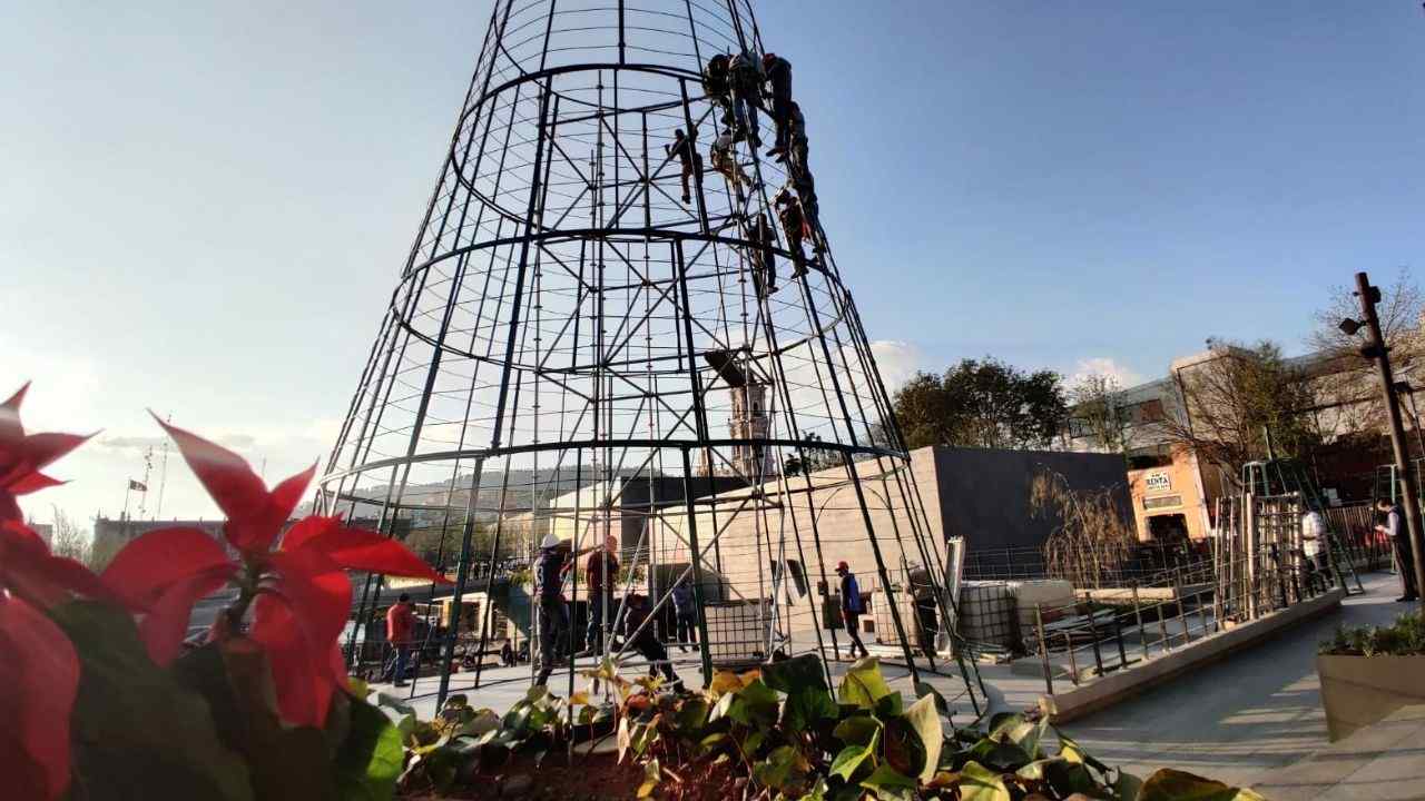 Preparan instalación de árbol de navidad gigante en centro de Toluca