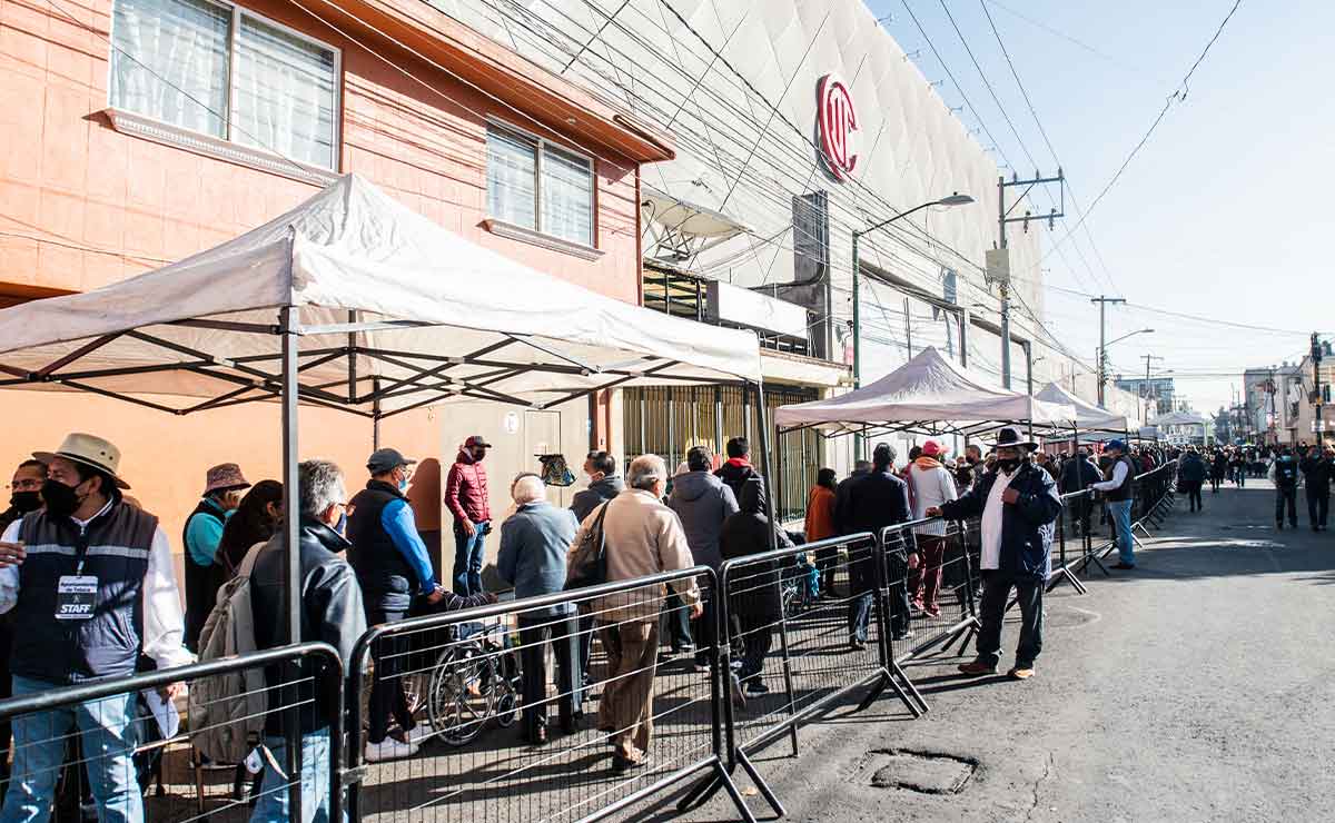 Se registran grandes filas para recibir vacuna de refuerzo en Toluca