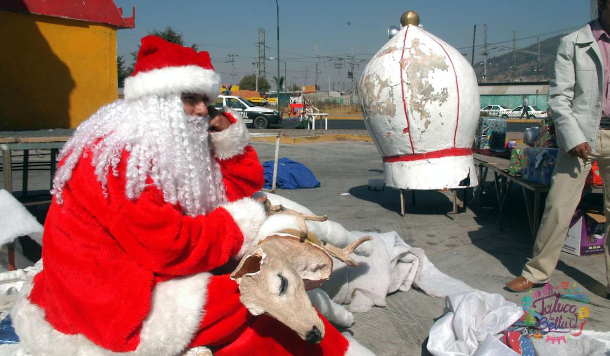¡Increíble!, Vehículo ocasiona que Santa Claus se quede sin casa en Toluca