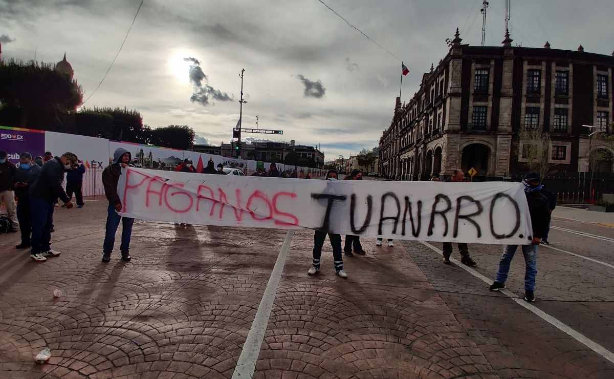 Los trabajadores de Toluca exigen pago al Ayuntamiento del municipio