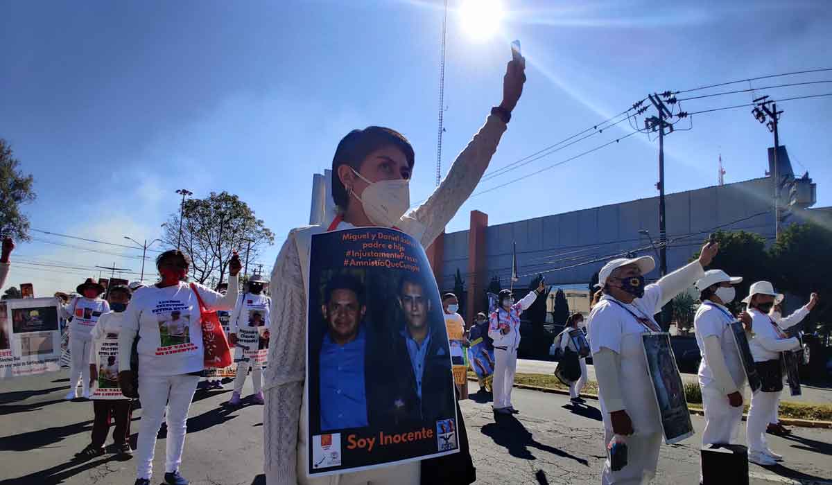 Integrantes de Has Valer Mi Libertad, realizan mitin frente a Torres Bicentenario exigiendo la agilización de la Ley en Amnistía en Edoméx.