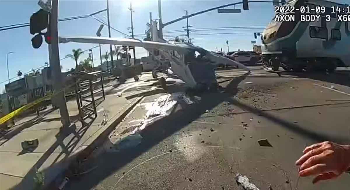 Video de cómo un piloto se impacta y se salva de ser arrollado por un tren