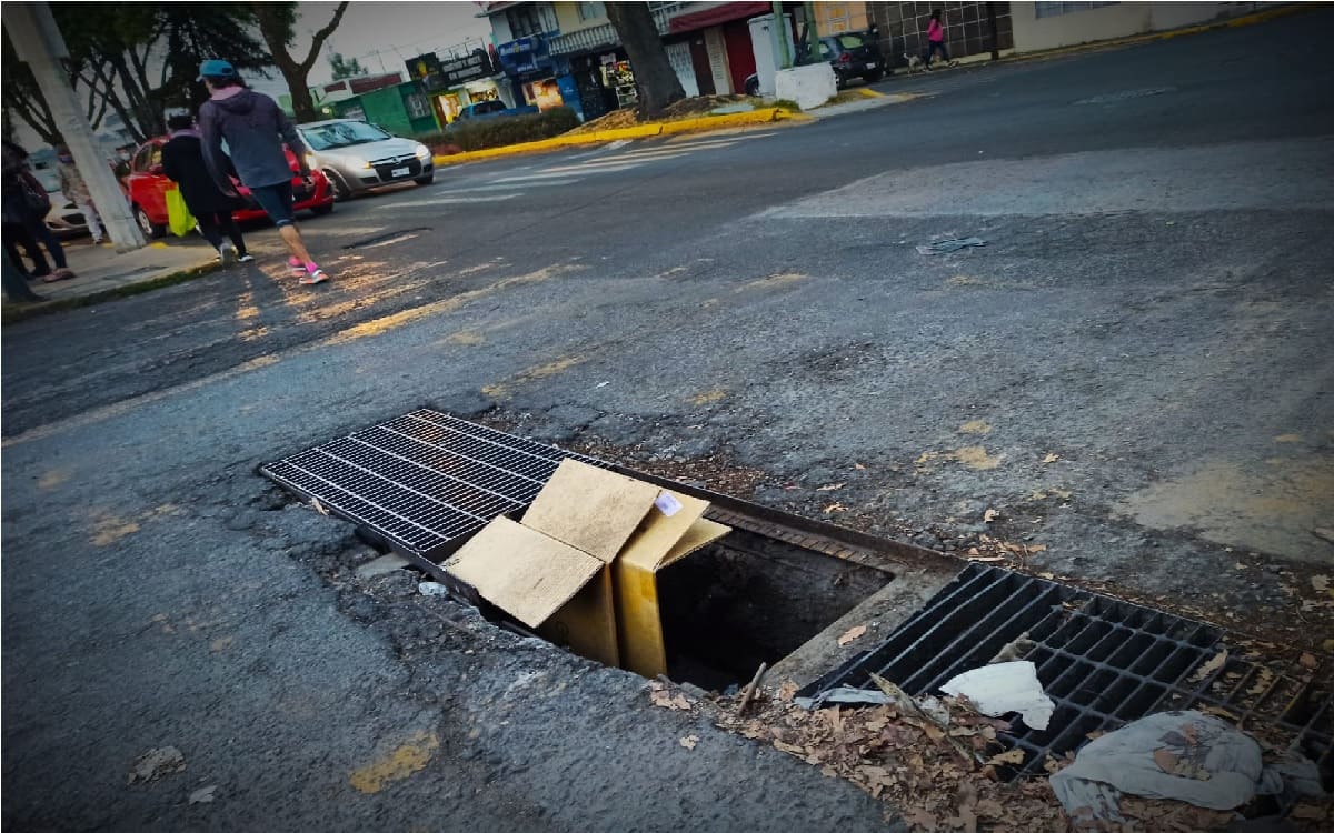 Coladera dañada en Toluca pone en riesgo a peatones y automovilistas