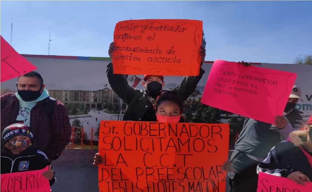maestros exigen pagos atrasados en manifestacion en toluca