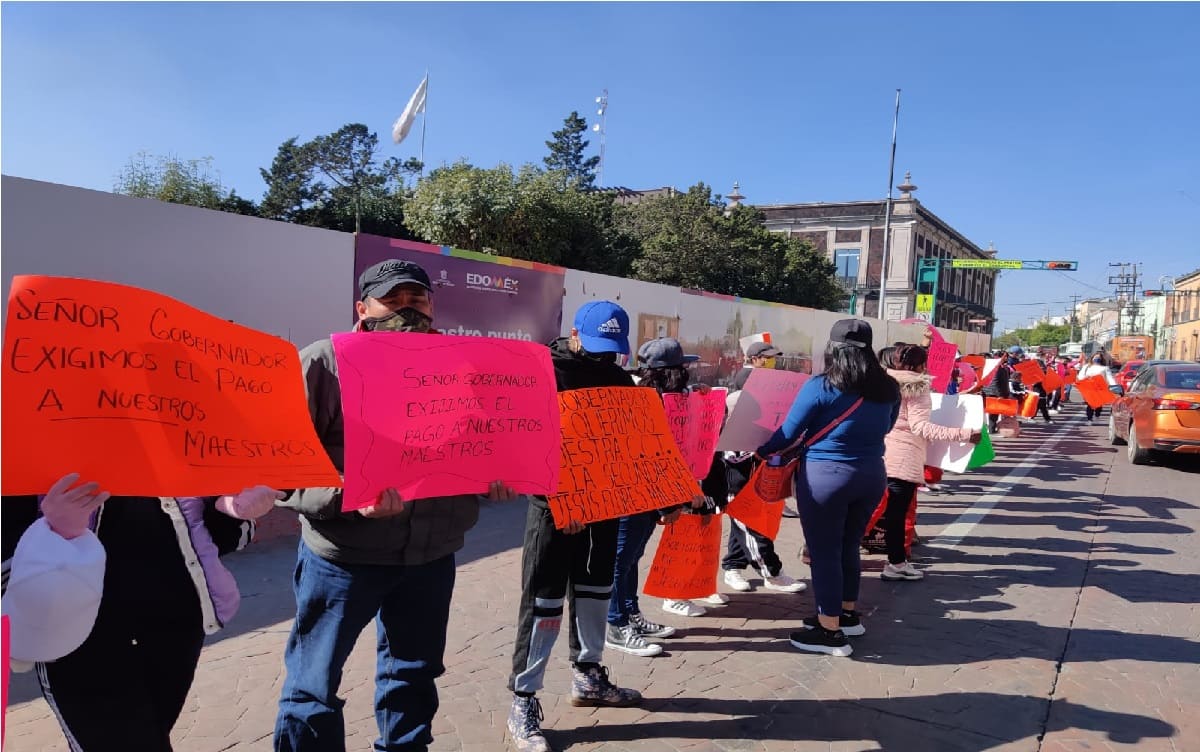 Maestros se manifiestan en Toluca para exigir pagos y reconocimiento