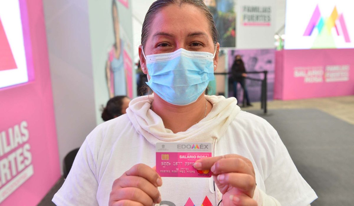 Mujeres mexiquenses con su tarjeta del Salario rosa 2022