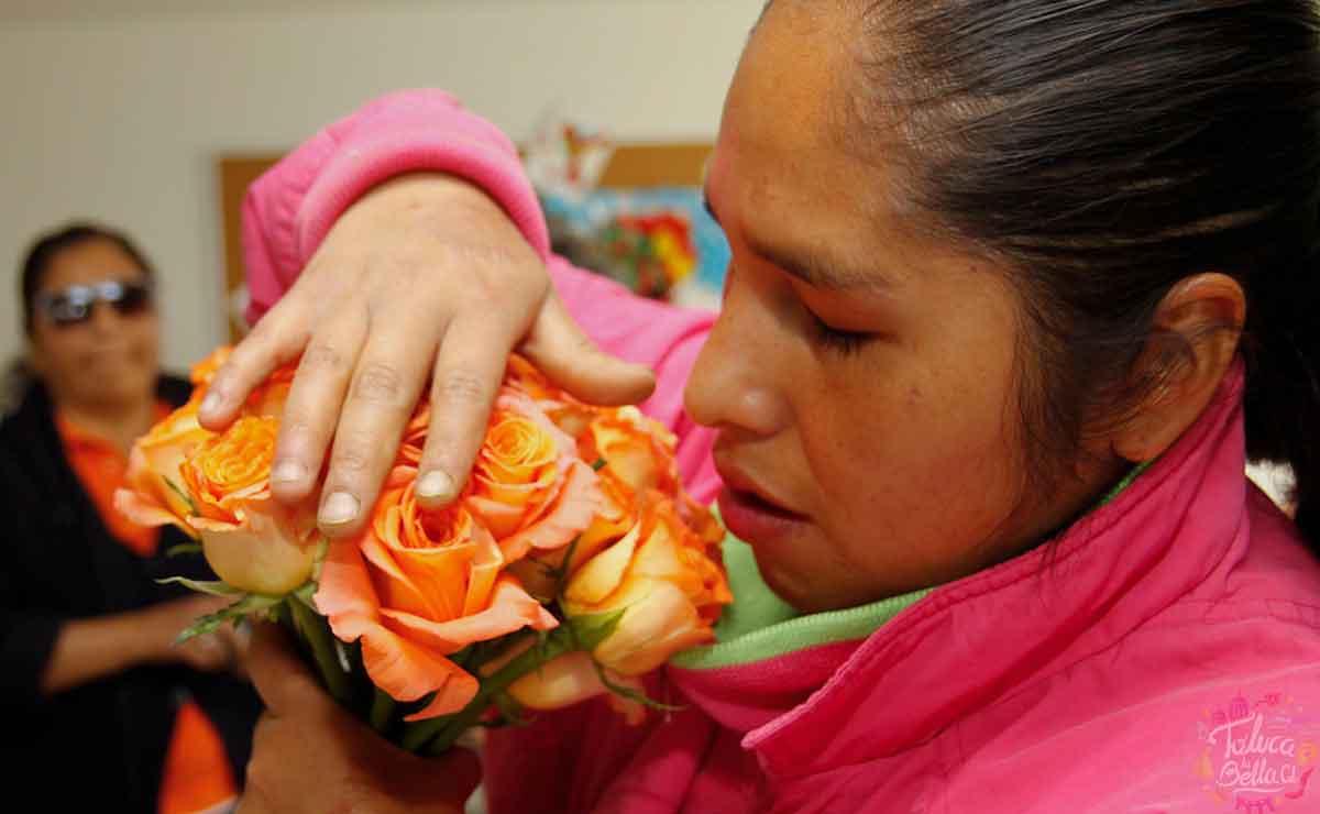 Mujer agarrando una rosas con las manos